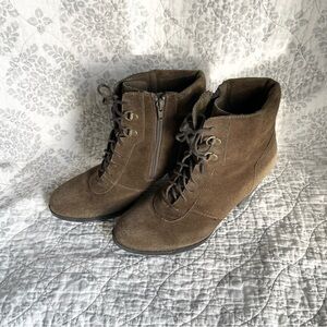 9 Clarks Heeled Sueded Ankle Boot Olive Green/Brown